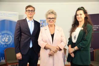 Nők ecsettel és tollal a békéért